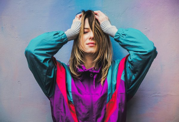 Quelle est la meilleure façon de porter des bottes en daim avec une robe en velours pour une soirée d'hiver?