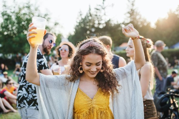 Quels accessoires privilégier pour une tenue de festival en plein air?