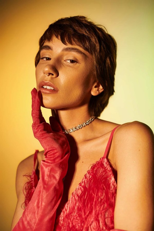 Quelles astuces pour porter des robes en dentelle sans paraître trop formelle?