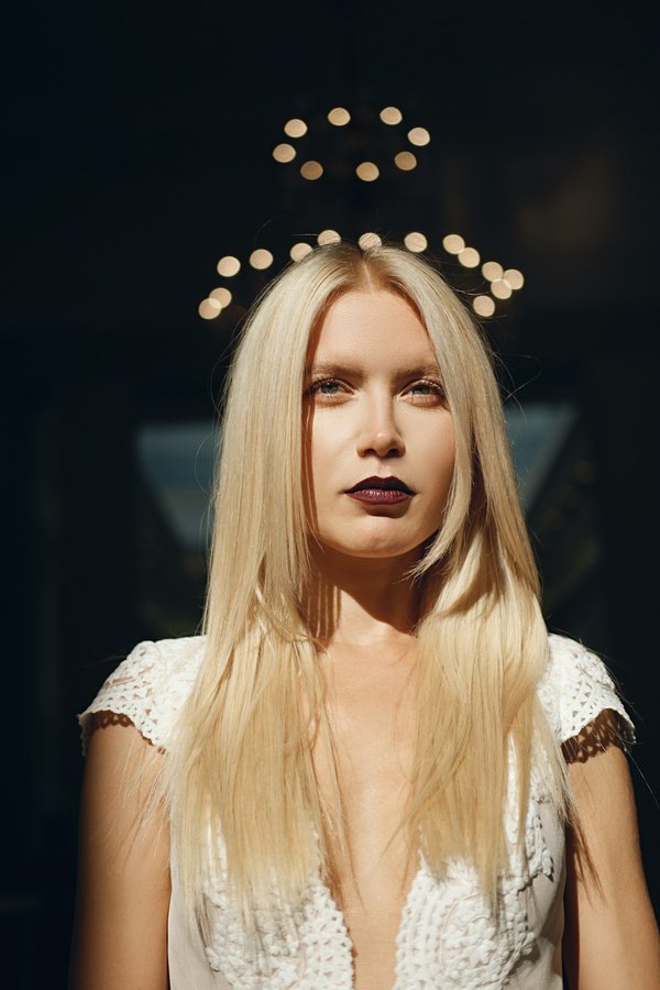 Comment choisir des bijoux colorés pour un effet sophistiqué avec des tenues neutres?